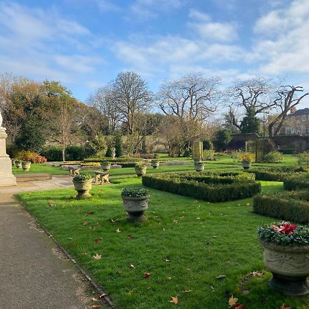 Immaculate 1-Bed Apartment Near The River Thames Sunbury-on-Thames Kültér fotó