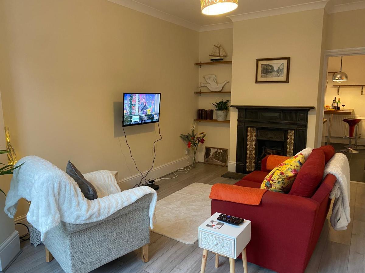 Immaculate 1-Bed Apartment Near The River Thames Sunbury-on-Thames Kültér fotó