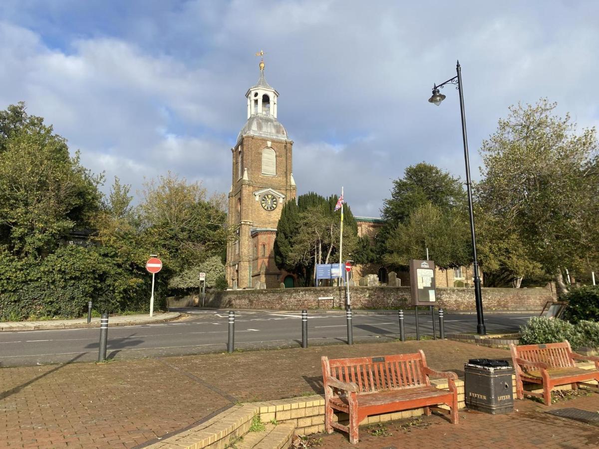 Immaculate 1-Bed Apartment Near The River Thames Sunbury-on-Thames Kültér fotó