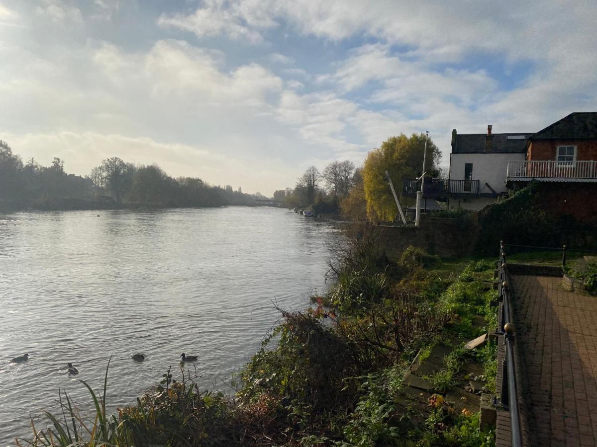 Immaculate 1-Bed Apartment Near The River Thames Sunbury-on-Thames Kültér fotó