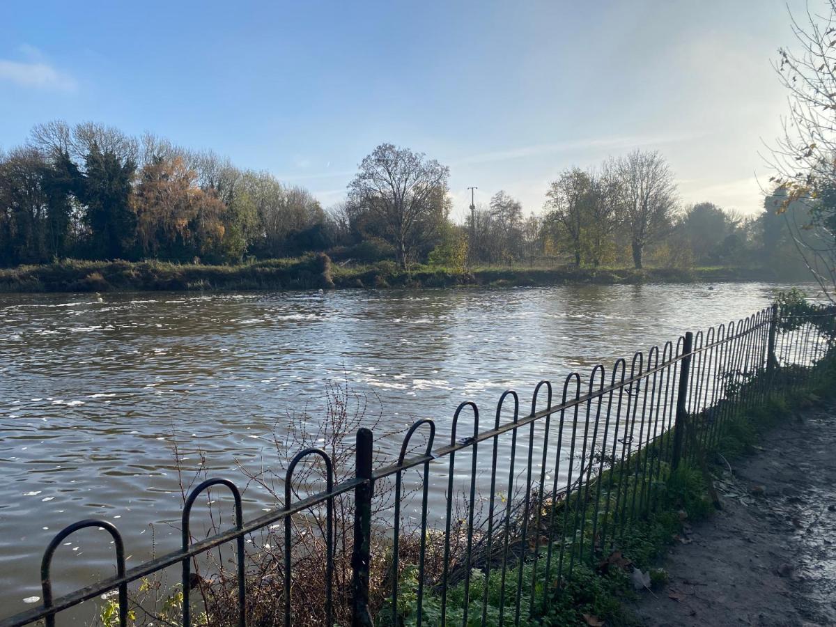 Immaculate 1-Bed Apartment Near The River Thames Sunbury-on-Thames Kültér fotó