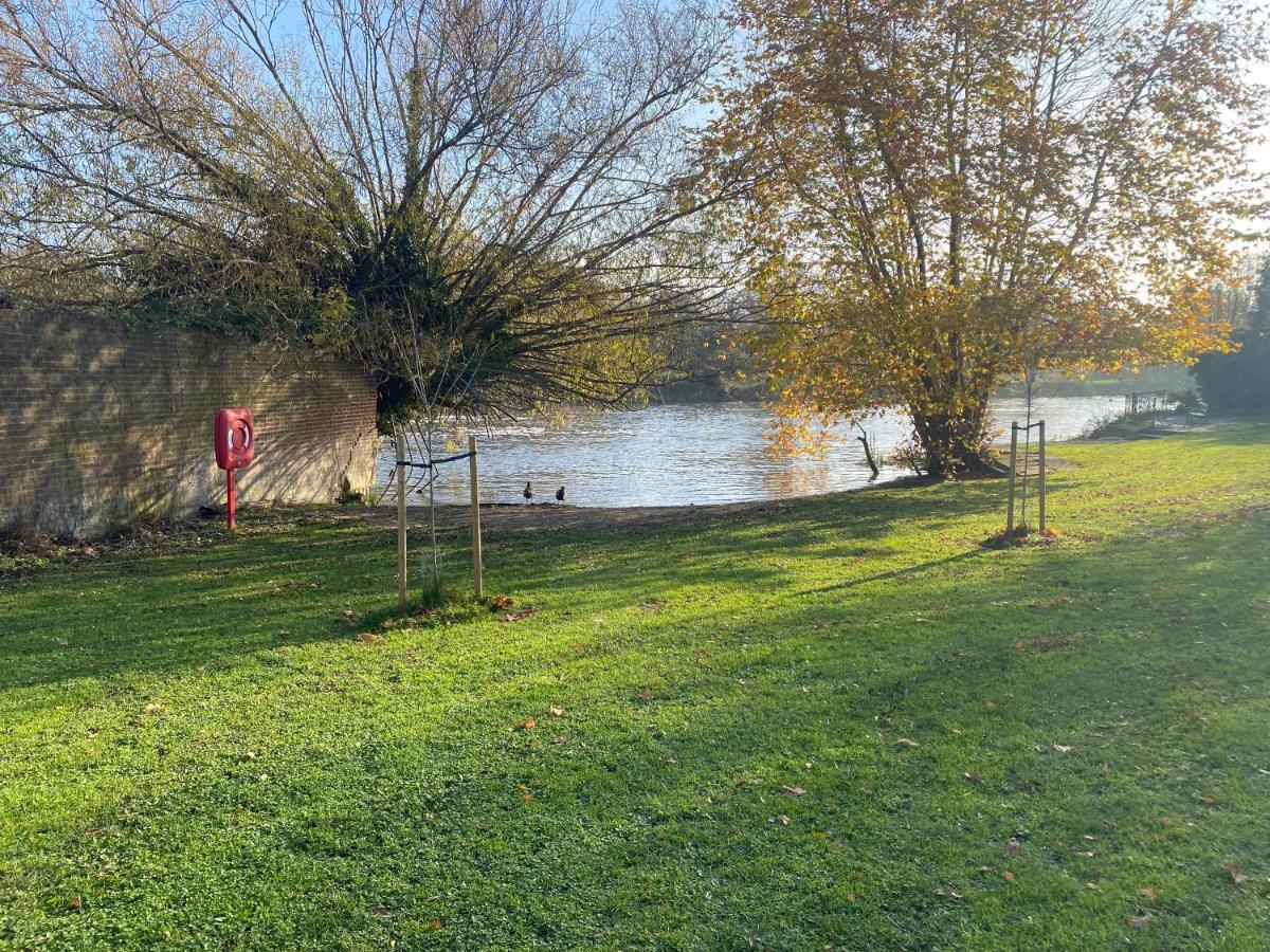 Immaculate 1-Bed Apartment Near The River Thames Sunbury-on-Thames Kültér fotó