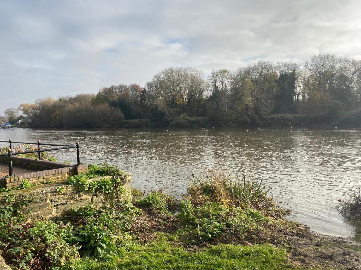 Immaculate 1-Bed Apartment Near The River Thames Sunbury-on-Thames Kültér fotó